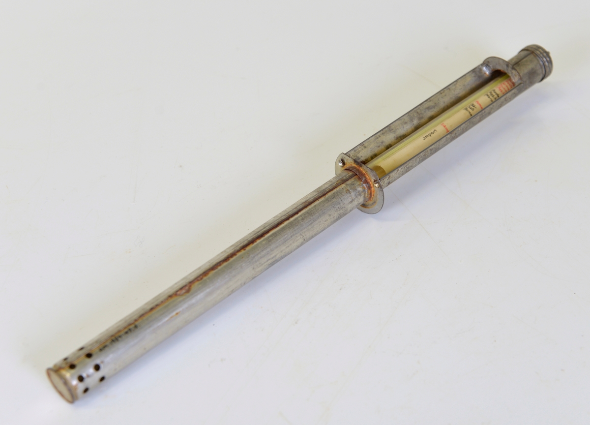 
A: Konserveringskärl av aluminium. Märke: KUNGSÖR ABKBF
B: Locket                          
C: Stativet
D: Termometern
E: Konserveringsburk av glas  SURTE 3/4 lit.
F: SURTE  1/2 lit
G: LIMMARED 1 lit
H: LIMMARED 1/4 lit  
J: KOSTA 3/4 lit
K: SURTE 3/4 lit