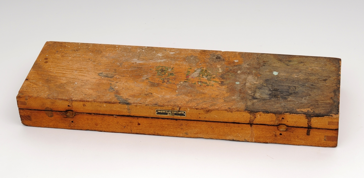 Gjengeverktøy i original trekasse fra produsenten Greenfield tap and Die Corporation, USA bestående av syv (runde) gjengebakker/-snitt, 14 gjengetapper (fire fra andre produsenter), et svingjern for gjengetapper og to svingjern for gjengebakker. Skrinet og verktøyet bærer preg av å ha blitt brukt, men er i god stand.