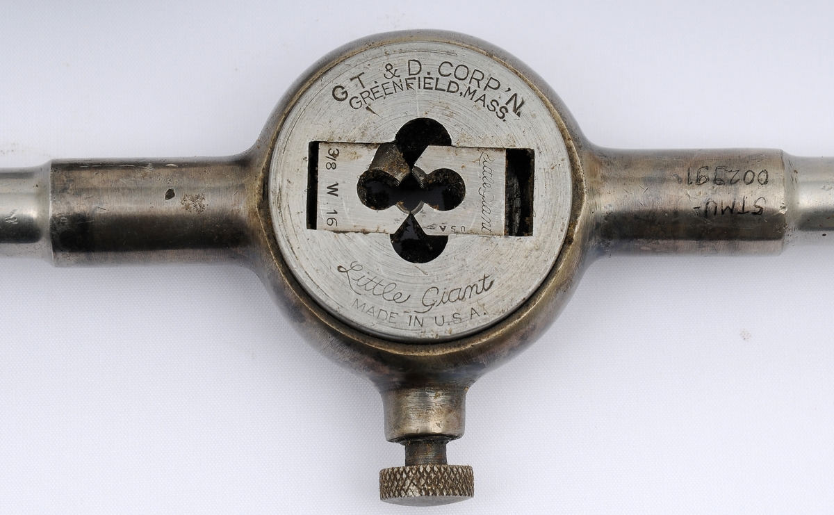 Gjengeverktøy i original trekasse fra produsenten Greenfield tap and Die Corporation, USA bestående av syv (runde) gjengebakker/-snitt, 14 gjengetapper (fire fra andre produsenter), et svingjern for gjengetapper og to svingjern for gjengebakker. Skrinet og verktøyet bærer preg av å ha blitt brukt, men er i god stand.
