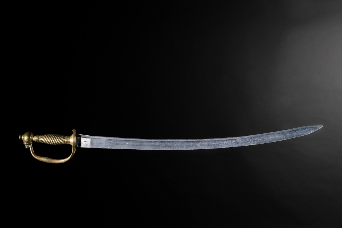 Infanterihuggare, obekant härkomst, förändringsmodell/1748-95 för Svea artilleri. Material: Klingan av stål, något böjd, fästet av mässing. Ingen stämpling eller märkning. Troligen hemförd som krigsbyte. Tillhör statens trofésamlingar.