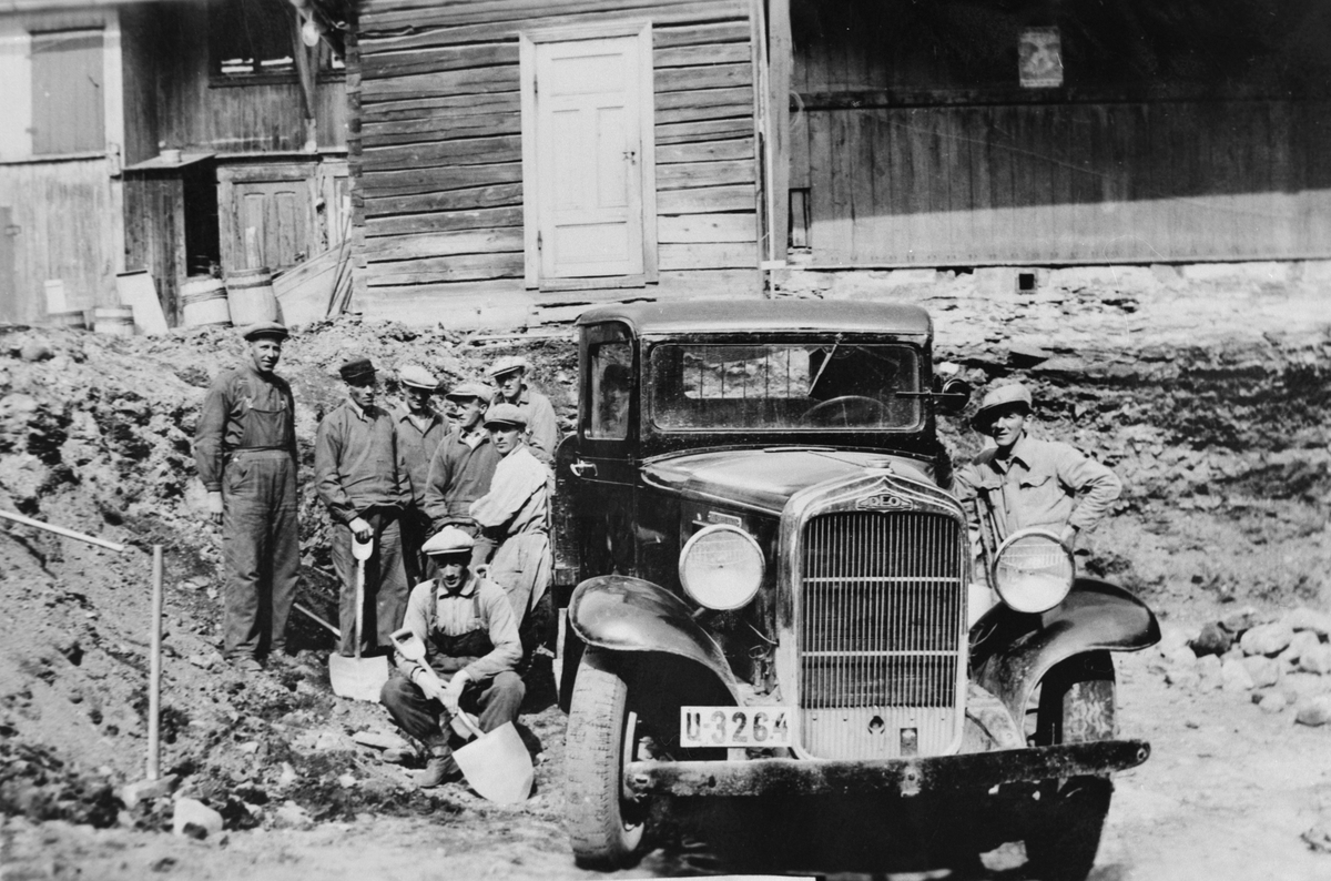 Åtte karer river "kooperativen" på Røros i 1939 og driver grunnarbeid for nytt bygg. Lastebilen er en Reo 1934-modell
