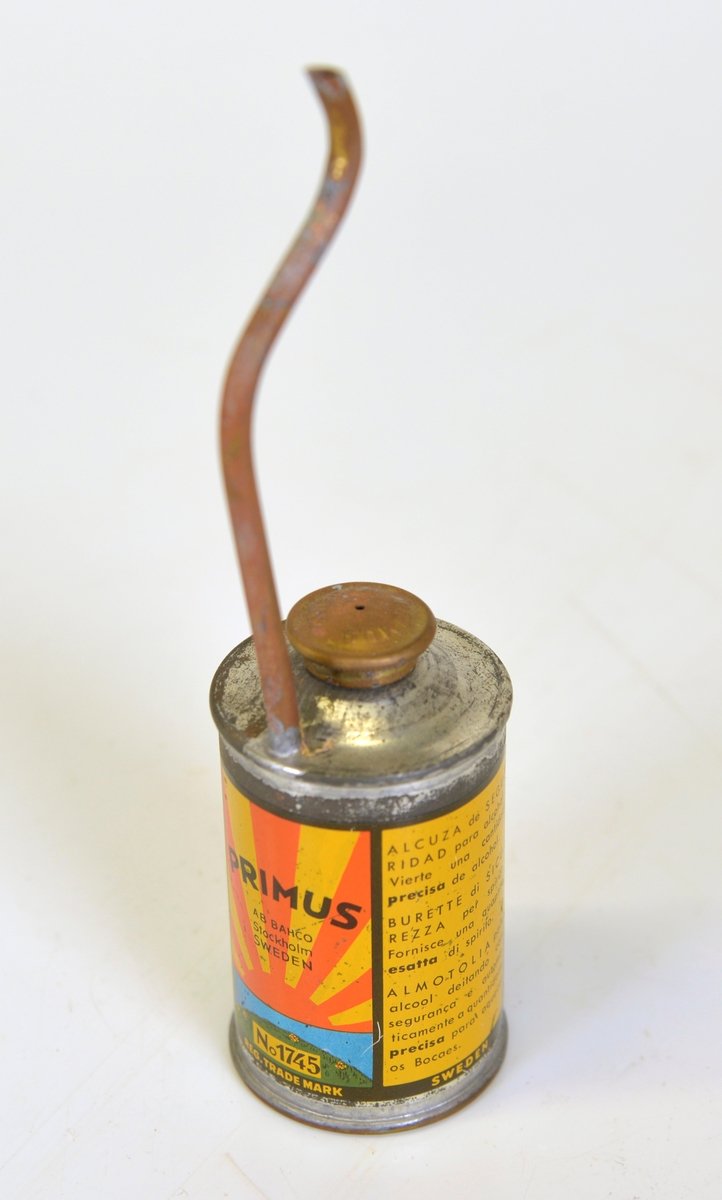 
A: Papplåda sammanhållen med papperstape med texten AB Bacho Stockholm Sweden och Primus Regd Trademark. Stor etikett med produktens namn och en bild på ett brinnande Primuskök mot solnedgång. Produktinformation på många olika språk. I etikettens övre högra hörn sitter en röd lapp som talar om att förpackningen innehåller Primus säkerhetskanna.  

B: Själva köket. Höjd 220 mm, diam 210 mm. Två ringar över en brännare. Behållare för rödsprit. Namnet Primus  återfinns över hela köket. Etikett i snöre finns också.

C: Kanna för rödsprit. Primus säkerhetskanna.

D: Pappersförpackning, 80 mm lång. Text: Svea Swedish Safety stove Original Svea Nr 971. Innehåller tre stycken rensnålar för rensning av brännaren.

E: Pappersförpackning 115 mm lång. Text: Reg Trademark Primus AB Bacho Stockholm Sweden No 4605. Innehåller tre stycken rensnålar av märket Primus och en av märket Svea.

Från Arne Ekströms Handelsmuseum.

Modell: Primus No 5