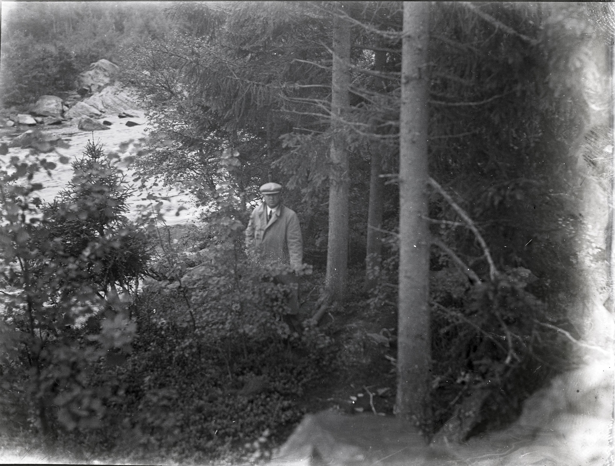 Foto av: bilen (utside og innside), veien med politi til stede, skog, åstedundersøking(?) ved et vann, utenfor en gård med politi og biler. Fra en overfallssak der to svensker visstnok var overfalt og drept, men det viste seg senere at den ene overfalt den andre. Etterforskningen ble utført av politifullmektig Hoel ved Uttrøndelag politikammer og politibetjent Dragvold ved Trondheim politikammer.