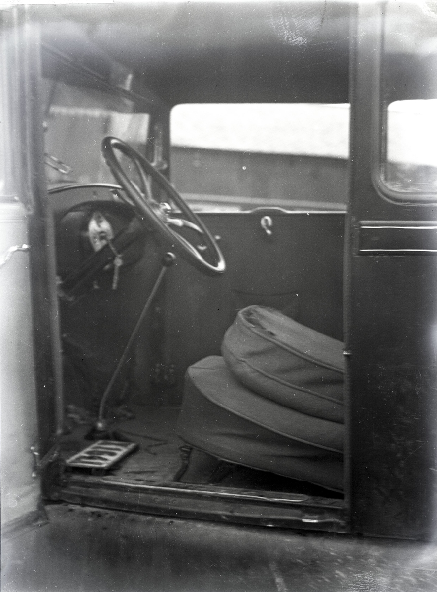 Foto av: bilen (utside og innside), veien med politi til stede, skog, åstedundersøking(?) ved et vann, utenfor en gård med politi og biler. Fra en overfallssak der to svensker visstnok var overfalt og drept, men det viste seg senere at den ene overfalt den andre. Etterforskningen ble utført av politifullmektig Hoel ved Uttrøndelag politikammer og politibetjent Dragvold ved Trondheim politikammer.