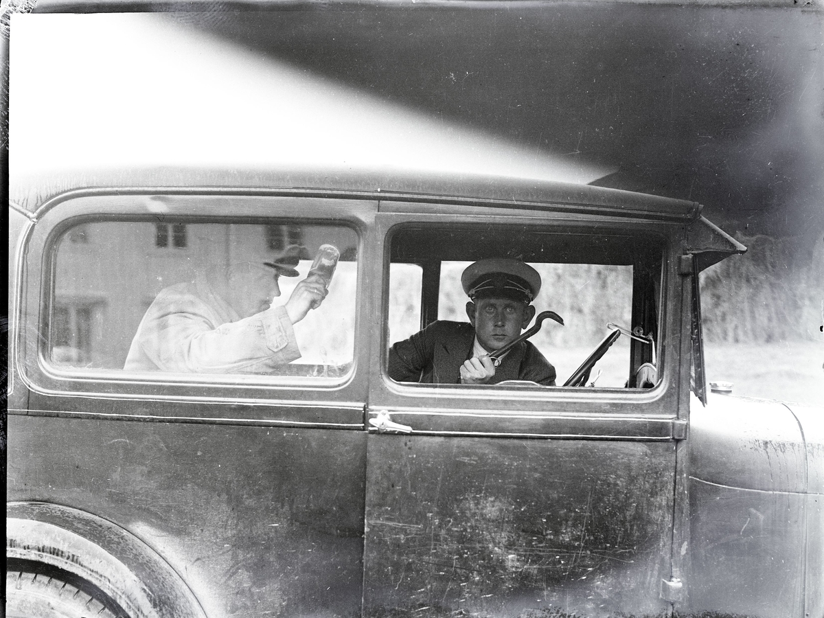 Foto av: bilen (utside og innside), veien med politi til stede, skog, åstedundersøking(?) ved et vann, utenfor en gård med politi og biler. Fra en overfallssak der to svensker visstnok var overfalt og drept, men det viste seg senere at den ene overfalt den andre. Etterforskningen ble utført av politifullmektig Hoel ved Uttrøndelag politikammer og politibetjent Dragvold ved Trondheim politikammer.