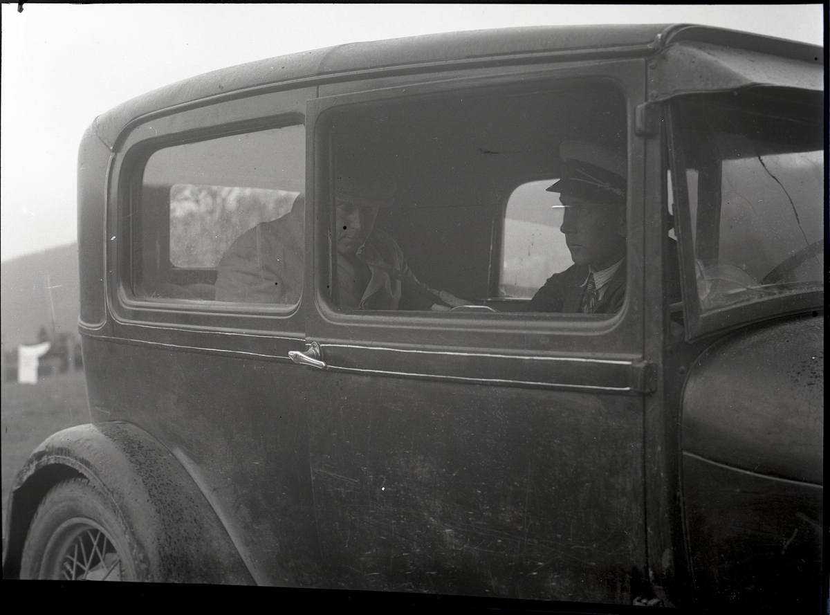 Foto av: bilen (utside og innside), veien med politi til stede, skog, åstedundersøking(?) ved et vann, utenfor en gård med politi og biler. Fra en overfallssak der to svensker visstnok var overfalt og drept, men det viste seg senere at den ene overfalt den andre. Etterforskningen ble utført av politifullmektig Hoel ved Uttrøndelag politikammer og politibetjent Dragvold ved Trondheim politikammer.