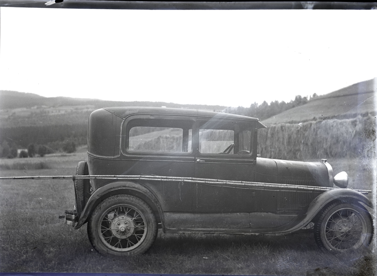 Foto av: bilen (utside og innside), veien med politi til stede, skog, åstedundersøking(?) ved et vann, utenfor en gård med politi og biler. Fra en overfallssak der to svensker visstnok var overfalt og drept, men det viste seg senere at den ene overfalt den andre. Etterforskningen ble utført av politifullmektig Hoel ved Uttrøndelag politikammer og politibetjent Dragvold ved Trondheim politikammer.