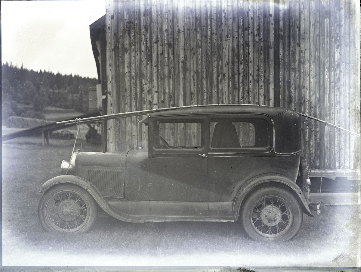 Foto av: bilen (utside og innside), veien med politi til stede, skog, åstedundersøking(?) ved et vann, utenfor en gård med politi og biler. Fra en overfallssak der to svensker visstnok var overfalt og drept, men det viste seg senere at den ene overfalt den andre. Etterforskningen ble utført av politifullmektig Hoel ved Uttrøndelag politikammer og politibetjent Dragvold ved Trondheim politikammer.
