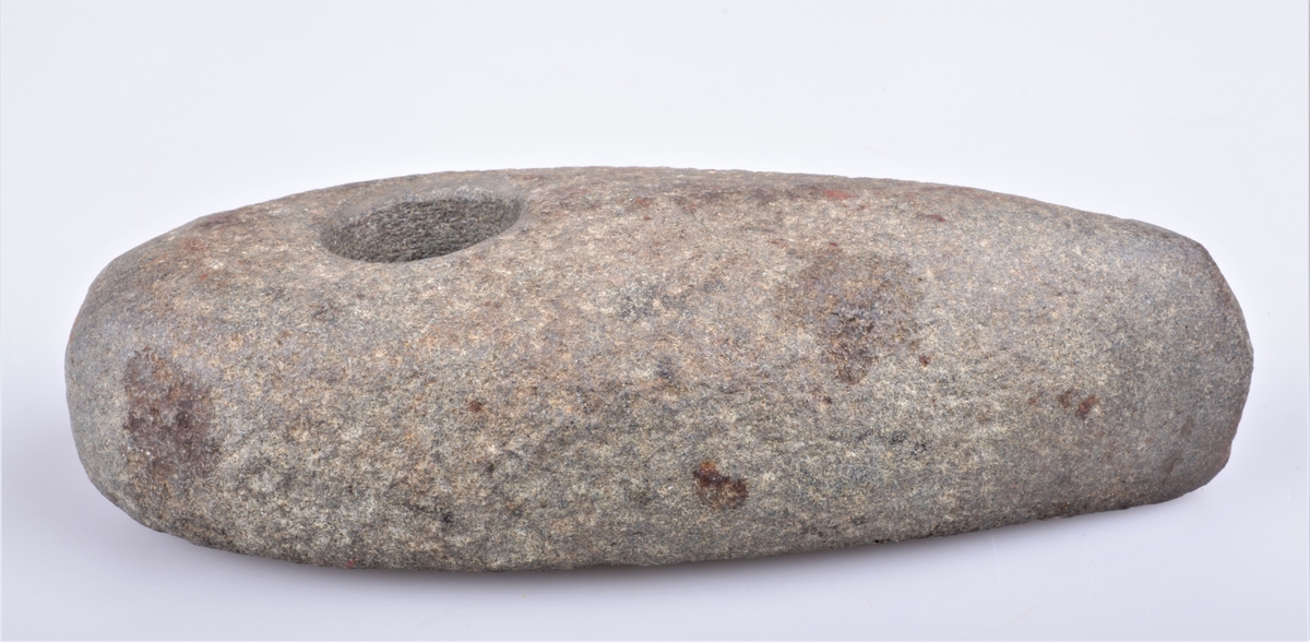 Steinøks med skafthull.