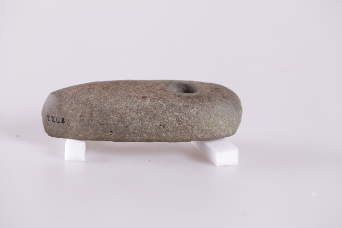 Steinøks med skafthull.