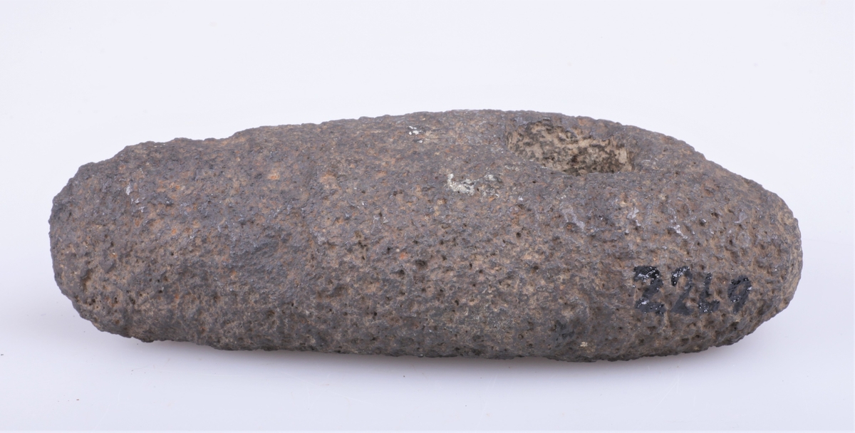 Steinøks med skafthull.