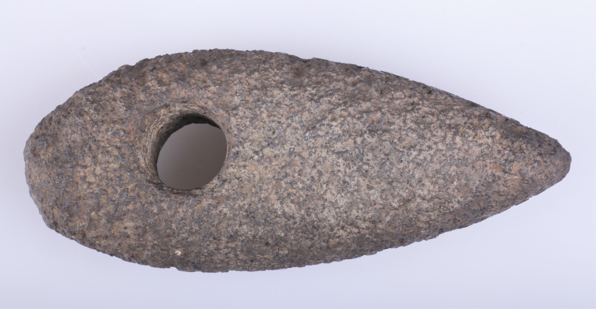 Steinøks med skafthull.