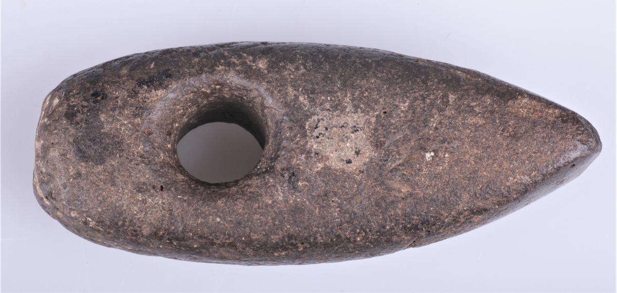 Steinøks med skafthull, nærmest type Rygh 28. Funnet på Holmstad, Øverskreien.