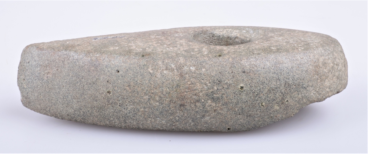 Steinøks med skafthull, nærmest som type Rygh 28, men ikke hvelvet. Funnet på Kjølseth ca 1873.