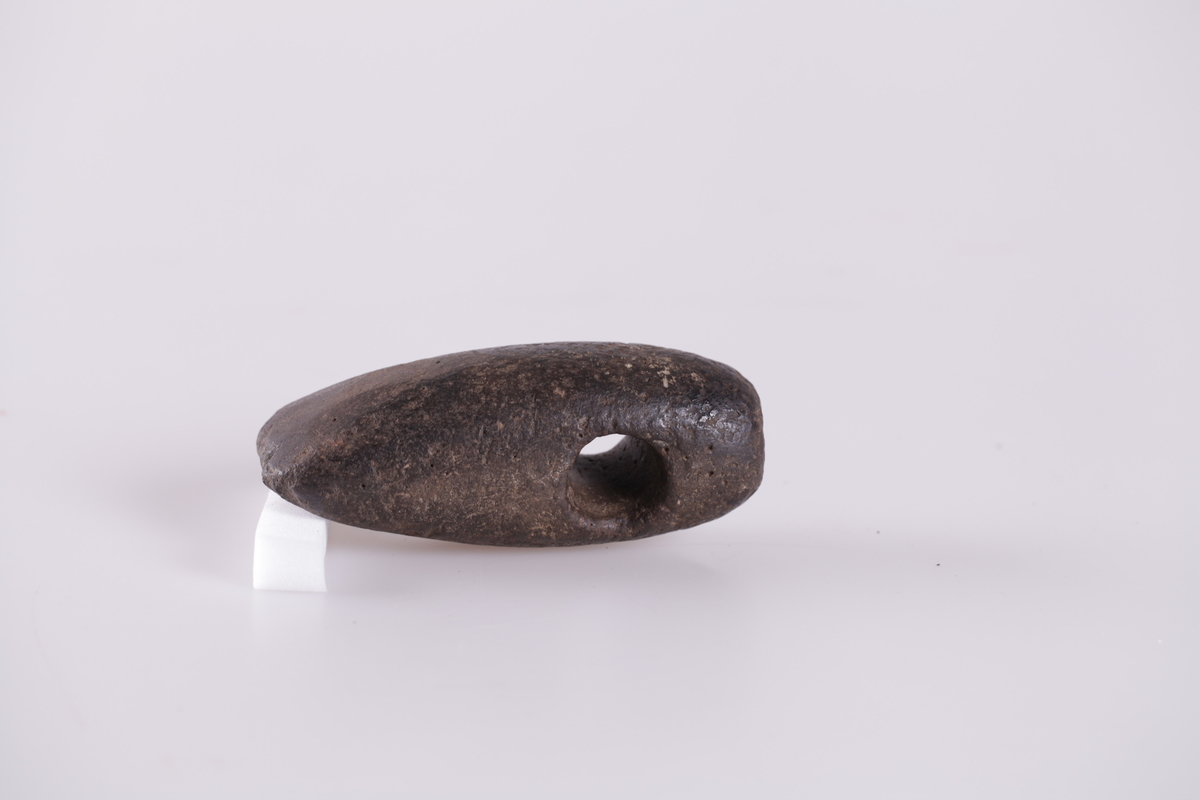 Steinøks med skafthull, nærmest type Rygh 28. Funnet på Holmstad, Øverskreien.