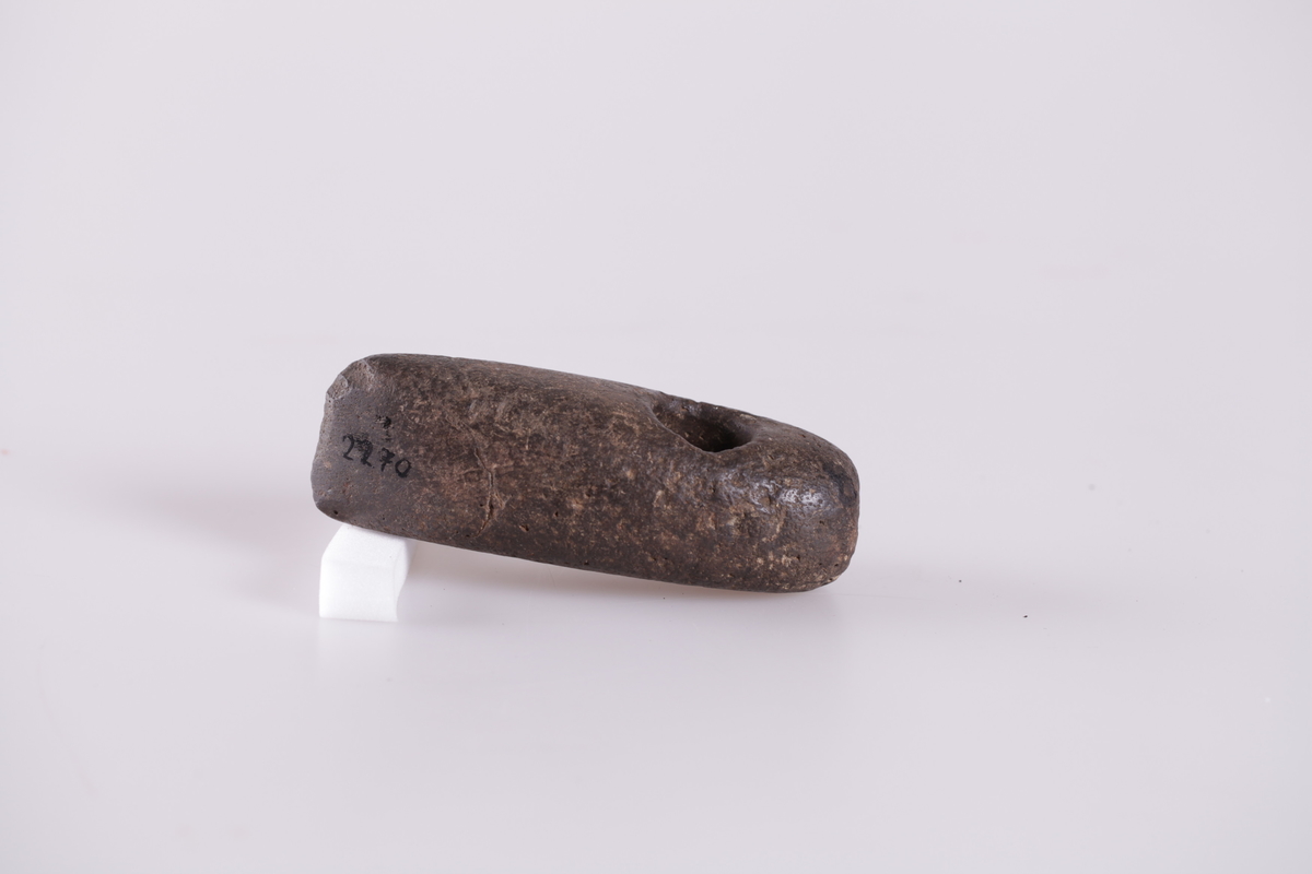 Steinøks med skafthull, nærmest type Rygh 28. Funnet på Holmstad, Øverskreien.