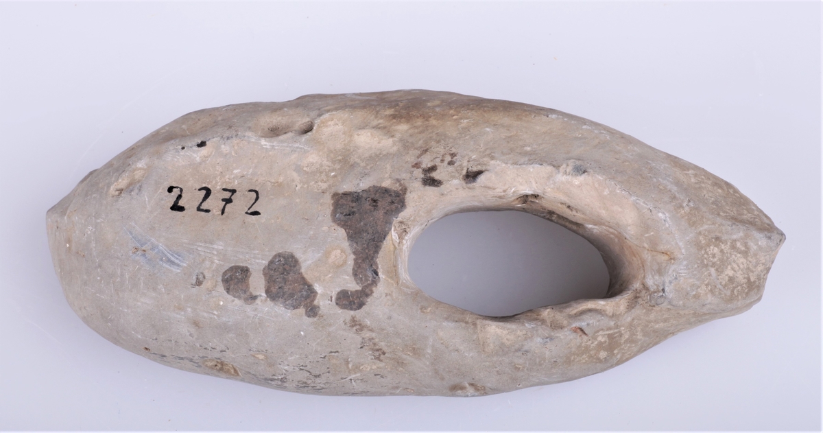 Steinøks med skafthull. Klumpet form, uferdig?