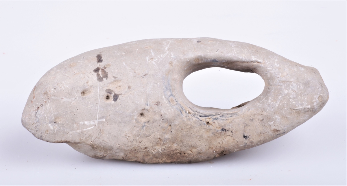 Steinøks med skafthull. Klumpet form, uferdig?