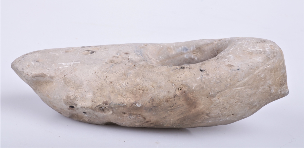 Steinøks med skafthull. Klumpet form, uferdig?