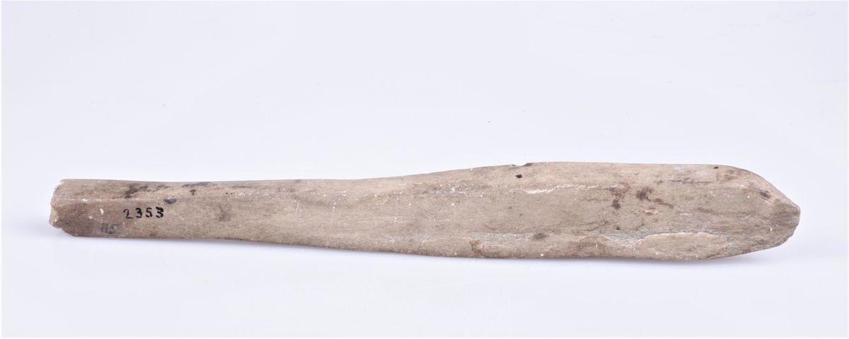 Brynestein (skiferbryne) funnet i en haug på Vallejordet i 1903