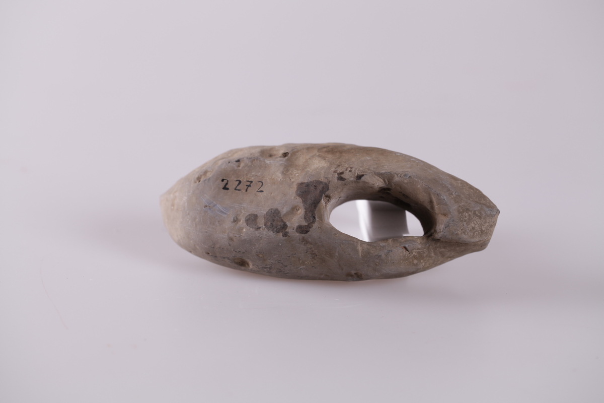 Steinøks med skafthull. Klumpet form, uferdig?