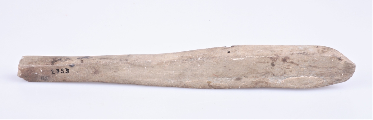 Brynestein (skiferbryne) funnet i en haug på Vallejordet i 1903