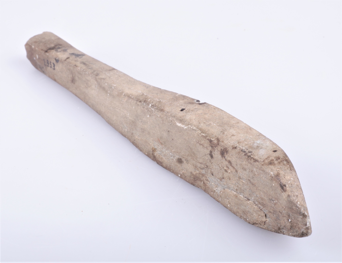 Brynestein (skiferbryne) funnet i en haug på Vallejordet i 1903