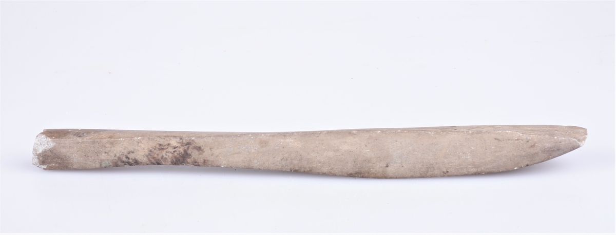 Brynestein (skiferbryne) funnet i en haug på Vallejordet i 1903