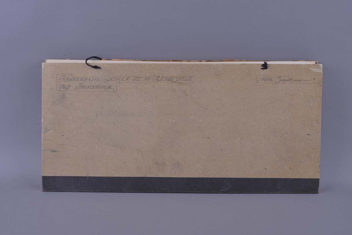 Mappe med materiale som omhandler tegnekonkurranse. Består av mappe (01), Konvolutt (02), visittkort (03-04), hefte (05), ark (06), og tegninger (07-19). 

Mappe i grovkornet kartong med tråd for knyting. Inne i mappa ligger 13 rektangulære tegninger. Tegningene er laget på hvitt papir som er limt på kartong. Noen tegninger er fargelagt, noen er i svart-hvitt. Sammen med tegningene ligger det et hefte av papir med trykt svart skrift fra komiteen som omtaler alle bidragene og vinneren, et ark med beskrivelse av det ene bidraget, samt en liten konvolutt med vokssegl som inneholder to visittkort.