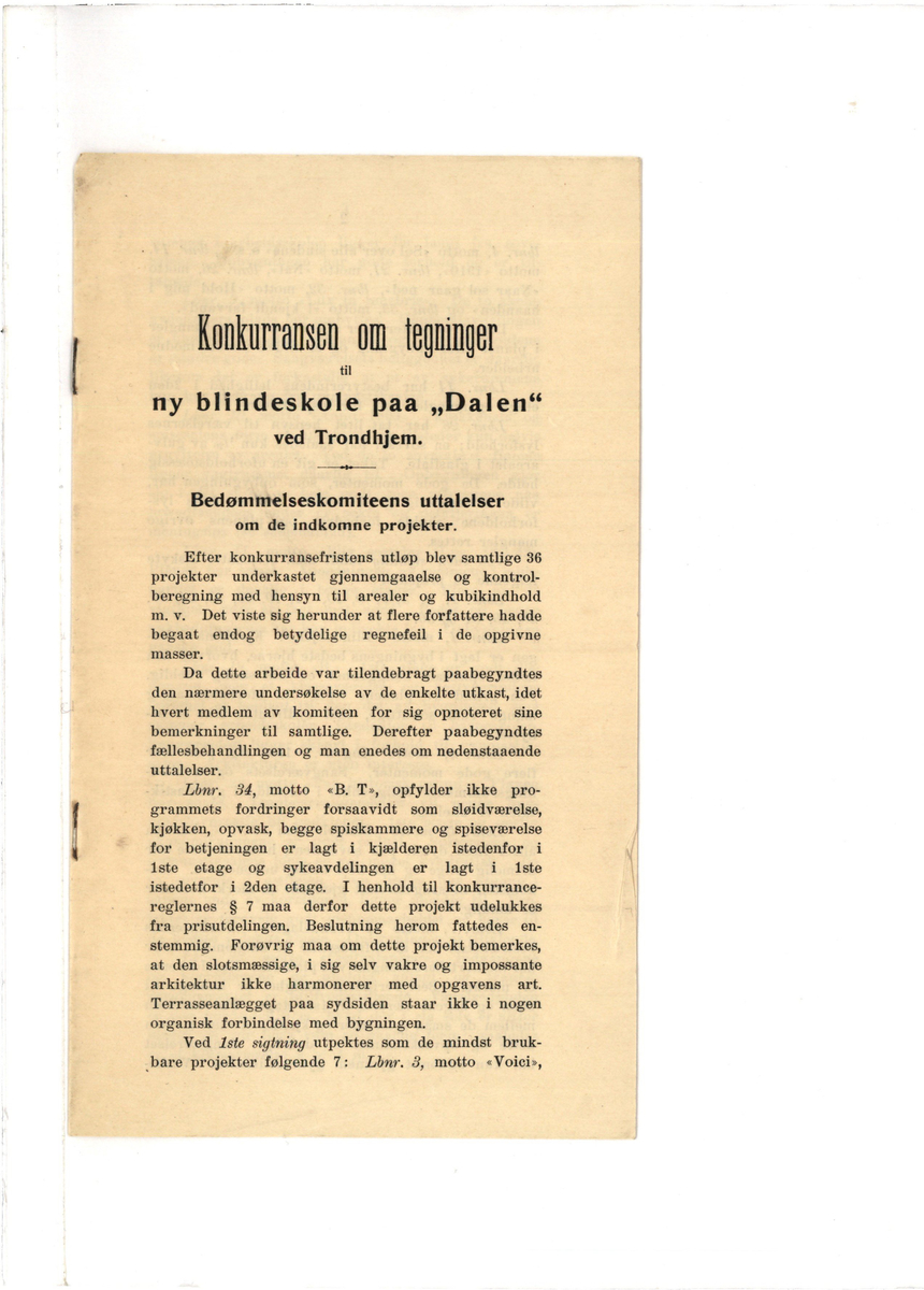 Mappe med materiale som omhandler tegnekonkurranse. Består av mappe (01), Konvolutt (02), visittkort (03-04), hefte (05), ark (06), og tegninger (07-19). 

Mappe i grovkornet kartong med tråd for knyting. Inne i mappa ligger 13 rektangulære tegninger. Tegningene er laget på hvitt papir som er limt på kartong. Noen tegninger er fargelagt, noen er i svart-hvitt. Sammen med tegningene ligger det et hefte av papir med trykt svart skrift fra komiteen som omtaler alle bidragene og vinneren, et ark med beskrivelse av det ene bidraget, samt en liten konvolutt med vokssegl som inneholder to visittkort.