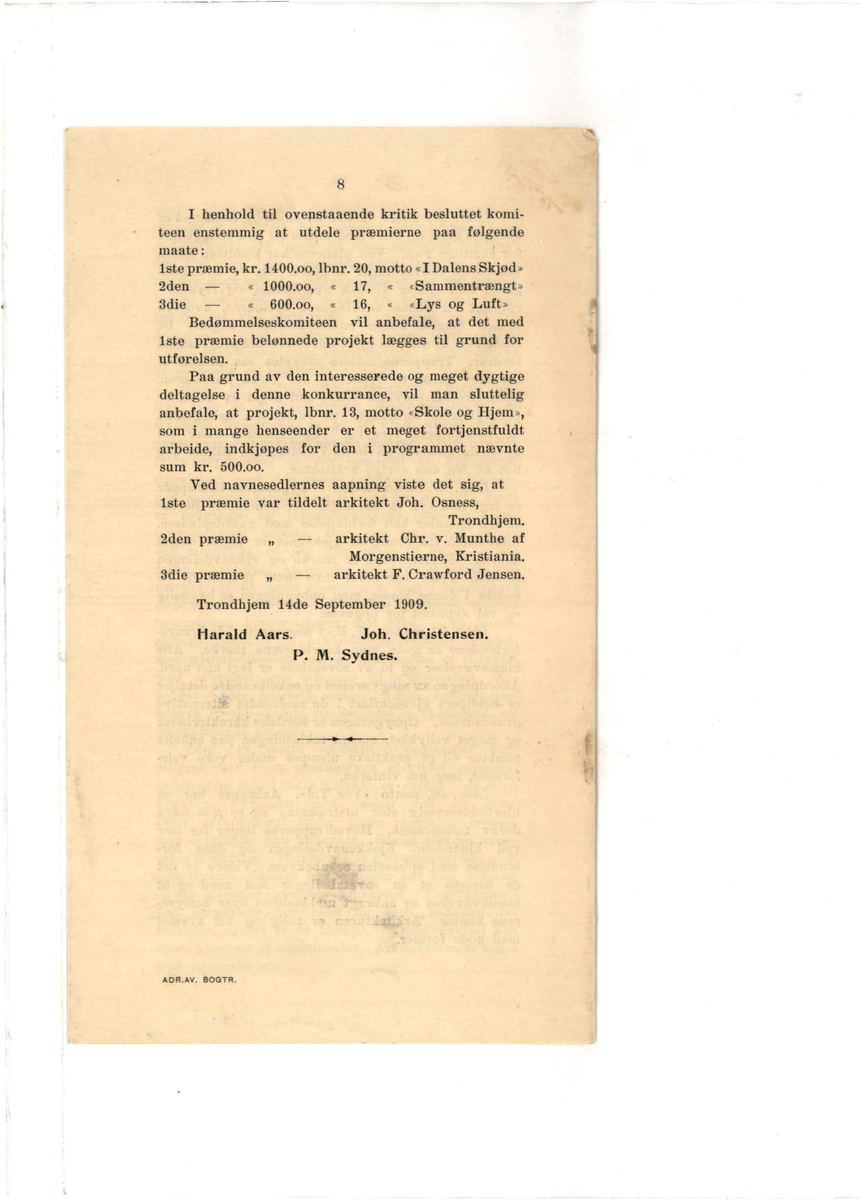 Mappe med materiale som omhandler tegnekonkurranse. Består av mappe (01), Konvolutt (02), visittkort (03-04), hefte (05), ark (06), og tegninger (07-19). 

Mappe i grovkornet kartong med tråd for knyting. Inne i mappa ligger 13 rektangulære tegninger. Tegningene er laget på hvitt papir som er limt på kartong. Noen tegninger er fargelagt, noen er i svart-hvitt. Sammen med tegningene ligger det et hefte av papir med trykt svart skrift fra komiteen som omtaler alle bidragene og vinneren, et ark med beskrivelse av det ene bidraget, samt en liten konvolutt med vokssegl som inneholder to visittkort.