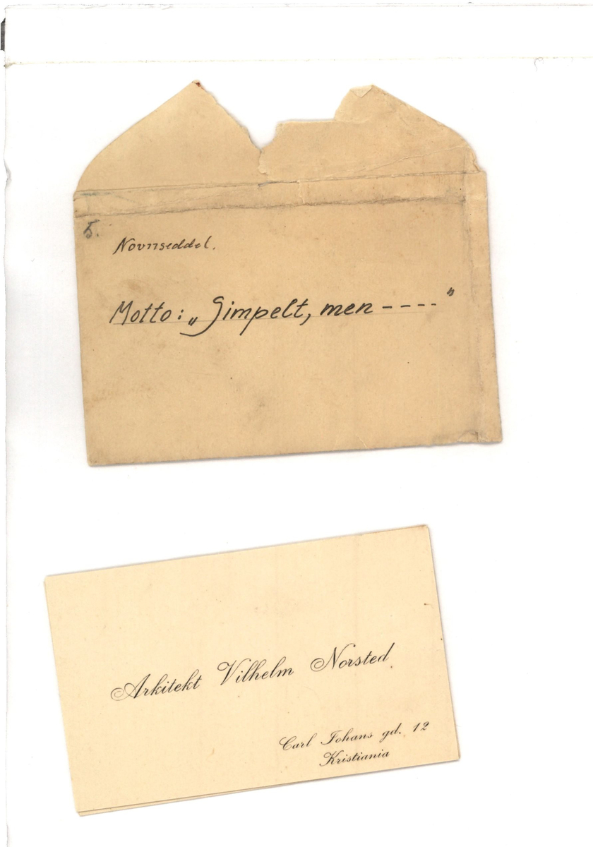 Mappe med materiale som omhandler tegnekonkurranse. Består av mappe (01), Konvolutt (02), visittkort (03-04), hefte (05), ark (06), og tegninger (07-19). 

Mappe i grovkornet kartong med tråd for knyting. Inne i mappa ligger 13 rektangulære tegninger. Tegningene er laget på hvitt papir som er limt på kartong. Noen tegninger er fargelagt, noen er i svart-hvitt. Sammen med tegningene ligger det et hefte av papir med trykt svart skrift fra komiteen som omtaler alle bidragene og vinneren, et ark med beskrivelse av det ene bidraget, samt en liten konvolutt med vokssegl som inneholder to visittkort.