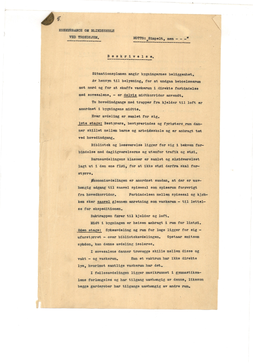 Mappe med materiale som omhandler tegnekonkurranse. Består av mappe (01), Konvolutt (02), visittkort (03-04), hefte (05), ark (06), og tegninger (07-19). 

Mappe i grovkornet kartong med tråd for knyting. Inne i mappa ligger 13 rektangulære tegninger. Tegningene er laget på hvitt papir som er limt på kartong. Noen tegninger er fargelagt, noen er i svart-hvitt. Sammen med tegningene ligger det et hefte av papir med trykt svart skrift fra komiteen som omtaler alle bidragene og vinneren, et ark med beskrivelse av det ene bidraget, samt en liten konvolutt med vokssegl som inneholder to visittkort.