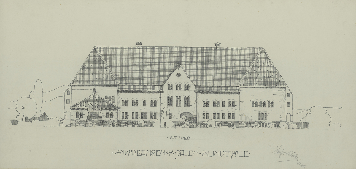 Mappe med materiale som omhandler tegnekonkurranse. Består av mappe (01), Konvolutt (02), visittkort (03-04), hefte (05), ark (06), og tegninger (07-19). 

Mappe i grovkornet kartong med tråd for knyting. Inne i mappa ligger 13 rektangulære tegninger. Tegningene er laget på hvitt papir som er limt på kartong. Noen tegninger er fargelagt, noen er i svart-hvitt. Sammen med tegningene ligger det et hefte av papir med trykt svart skrift fra komiteen som omtaler alle bidragene og vinneren, et ark med beskrivelse av det ene bidraget, samt en liten konvolutt med vokssegl som inneholder to visittkort.