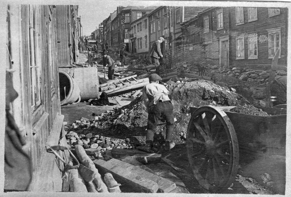 Gravearbeid i Kjerkgata på Røros på 1920-tallet i forbindelse med anlegg av kloakk