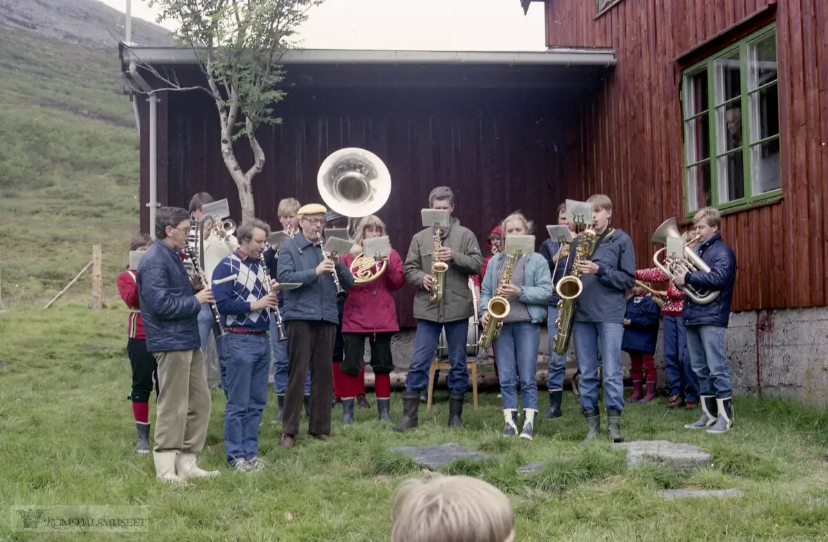 Molde Janitsjar spiller Måsvassbu 50 årJostein Jensen med hvit caps spilte også ved åpningen av Måsvassbu i 1934 Vistdal Nesset1984