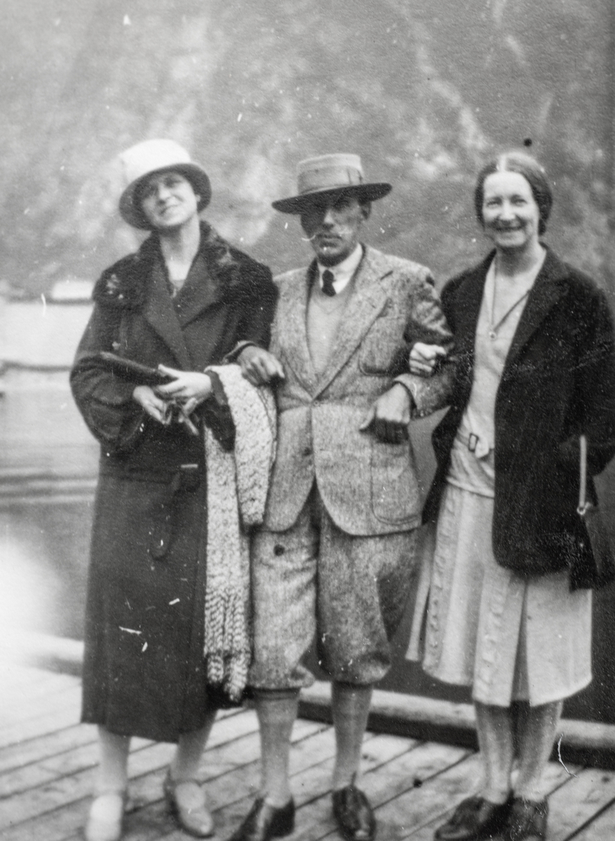 Aagot Sewell, Giovanni Costetti og Mary Elisabeth Clare (Mai) Sewell Costetti på kaien i Tyssedal. 