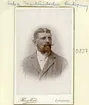 Porträtt av trädgårdsdirektören John Lilja. I folkbokföringen benämns han som Johan Gideon Johansson Lilja men tycks ha föredragit den kortare namnvarianten. Till Linköping kom han lagom till odlingssäsongen 1901. Han inflyttade med hustru och dotter från Husby-Ärlinghundra i Stockholms län. De bosatte sig i tjänstebostaden vid entrén till Trädgårdsföreningen. Befattningen innehade han till sin död i följderna av sin diabetes 1914.