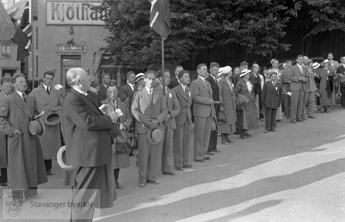 Deltakere oppstil med flagg i sentrum (ved Torget?)