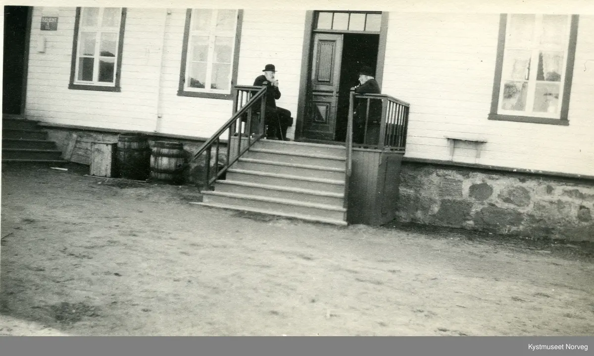 Rørvik, kjøpmann Johan Berg sammen med ukjent mann