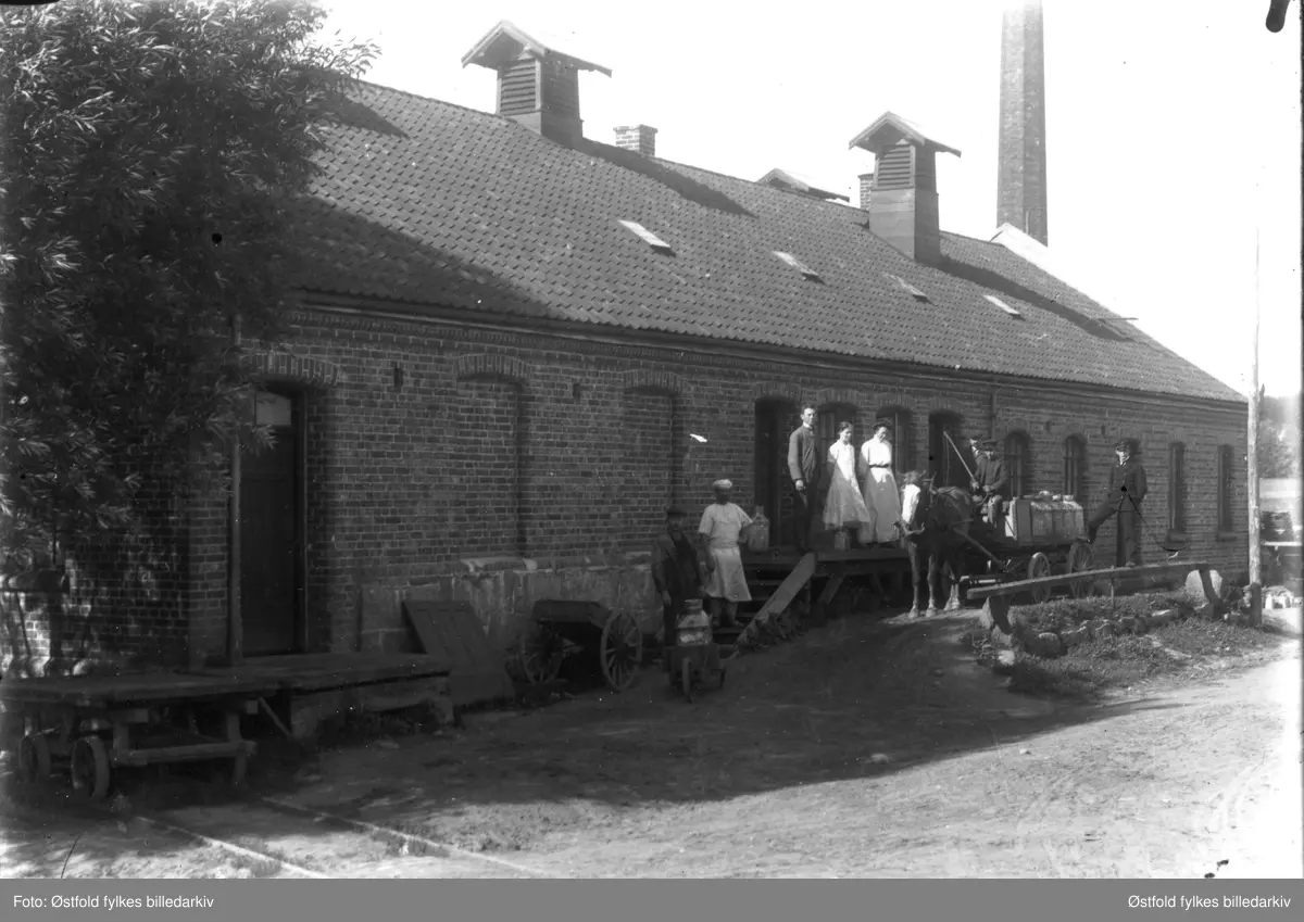 Rygge Handelsforretning, dvs fasaden som vender ut mot Stasjonsveien.  ca. 1915. Ved jernbaneovergangen fra Rygge - Rygge kirke.