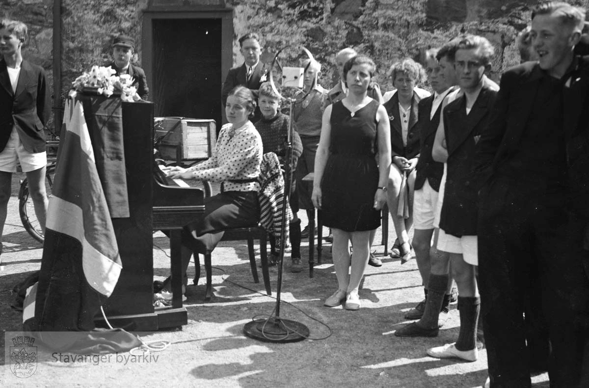 Gymnastikkoppvisning i Kongsgård...Mikrofon midt i bildet. Sangere bak?