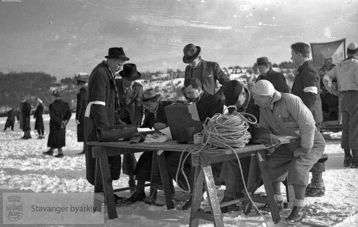 Skøyteløp på Mosvatnet 11. februar 1940..Tau og koffert på bordet.