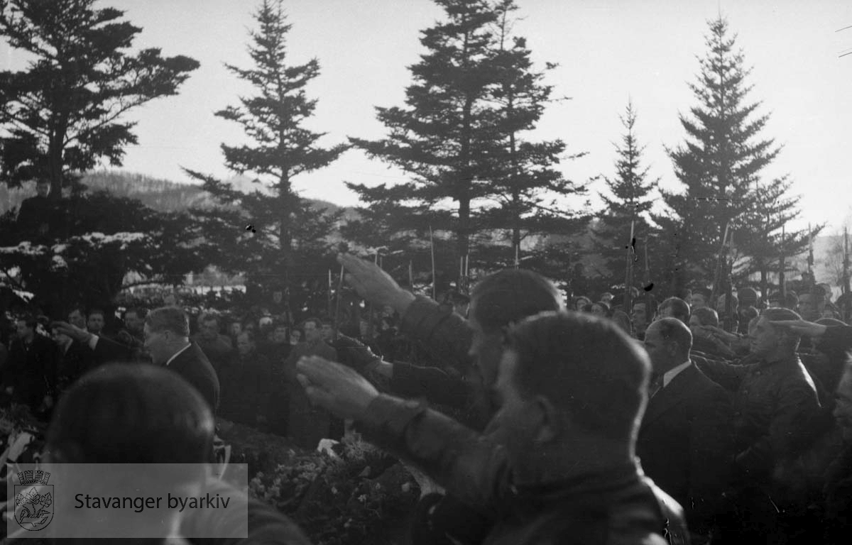 Fra Altmark-affæren i Jøssingfjord februar 1940..Det gjøres Nazi-hilsen ved graven. ..14. februar 1940 kom det tyske hjelpefartøyet «Altmark» inn på norsk sjøterritorium utenfor Fosenhalvøya på hjemvei til Tyskland. Altmark hadde ca. 300 britiske krigsfanger om bord, og det fikk lov til å passere gjennom norsk territorialfarvann, eskortert av en norsk torpedobåt...Altmark ble oppdaget av et britisk fly samme dag, og britene tok opp jakten på skipet. Den britiske jageren «Cossack» avskar om formiddagen 16. februar Altmark og forsøkte å stoppe den. Altmark søkte tilflukt i Jøssingfjorden i Rogaland, beskyttet av den norske torpedobåten i fjordmunningen. Samme natt gikk Cossack inn i Jøssingfjorden og bordet Altmark, mot protest fra den norske torpedobåten...Det utspant seg en kort kamp, og seks tyskere ble drept og flere såret. Cossack befridde de britiske fangene og stakk til sjøs..