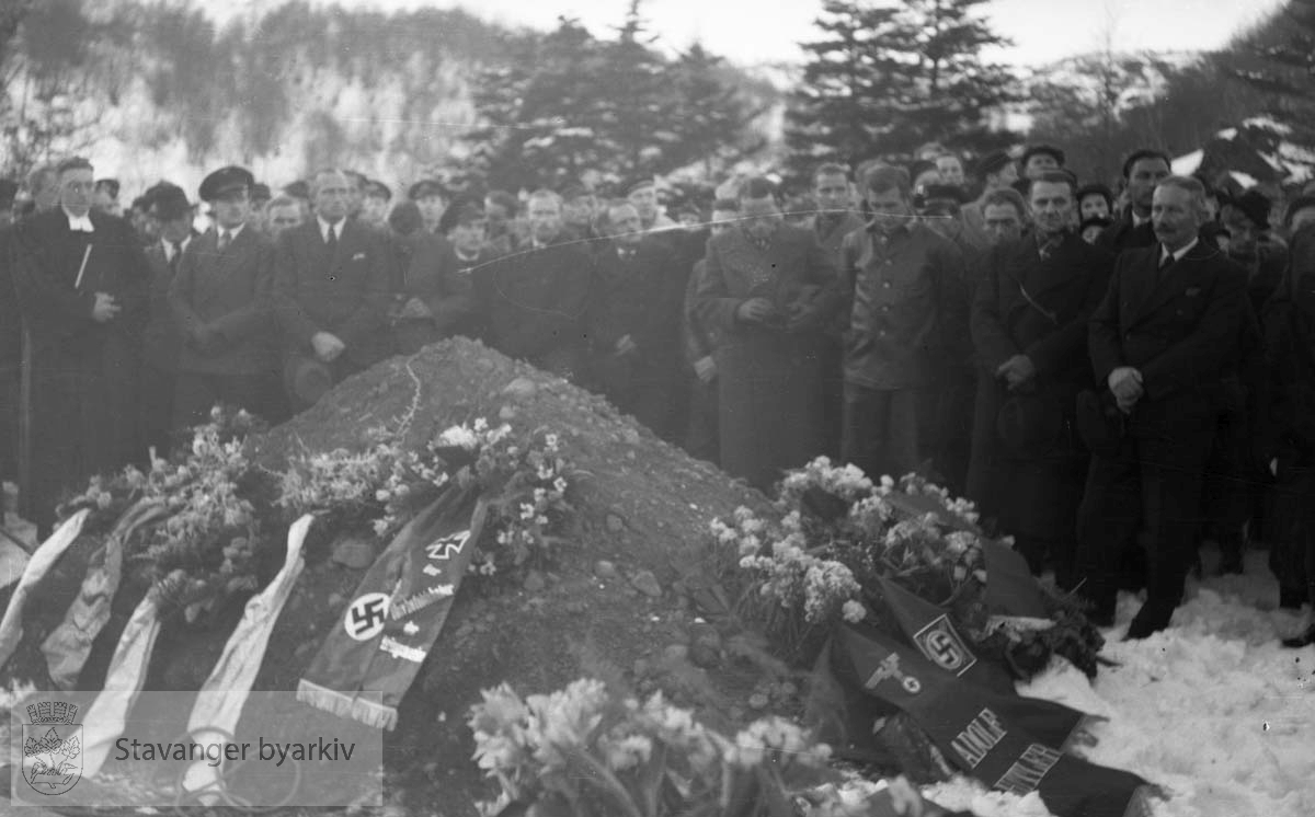 Fra Altmark-affæren i Jøssingfjord februar 1940..Gravstedet dekorert med kranser og hakekors. ..14. februar 1940 kom det tyske hjelpefartøyet «Altmark» inn på norsk sjøterritorium utenfor Fosenhalvøya på hjemvei til Tyskland. Altmark hadde ca. 300 britiske krigsfanger om bord, og det fikk lov til å passere gjennom norsk territorialfarvann, eskortert av en norsk torpedobåt...Altmark ble oppdaget av et britisk fly samme dag, og britene tok opp jakten på skipet. Den britiske jageren «Cossack» avskar om formiddagen 16. februar Altmark og forsøkte å stoppe den. Altmark søkte tilflukt i Jøssingfjorden i Rogaland, beskyttet av den norske torpedobåten i fjordmunningen. Samme natt gikk Cossack inn i Jøssingfjorden og bordet Altmark, mot protest fra den norske torpedobåten...Det utspant seg en kort kamp, og seks tyskere ble drept og flere såret. Cossack befridde de britiske fangene og stakk til sjøs..