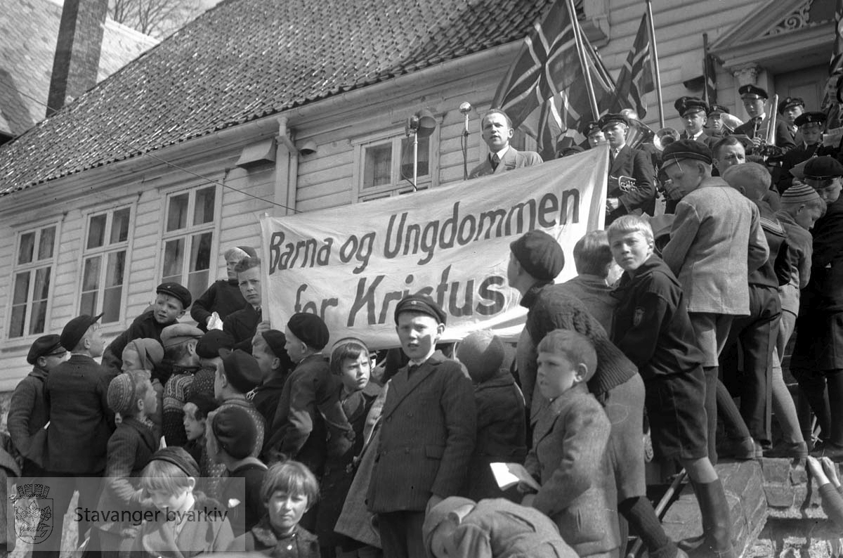 Søndagsskolens dag. Barn med parole foran Kongsgård.