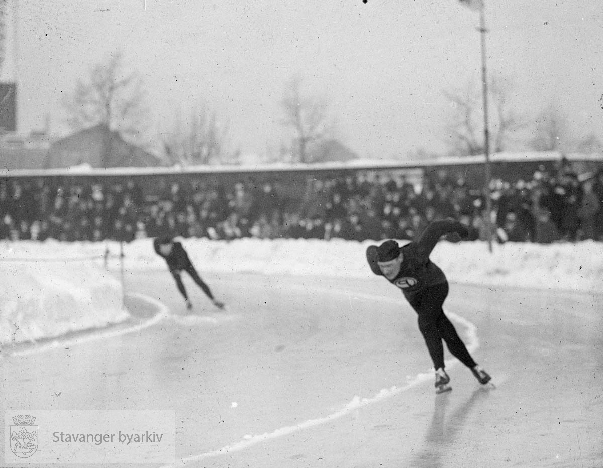 Skøyteløpere. Bislett?.....Arkivene til Gard Paulsen og Hans Henriksen ble avlevert sammen. Det er dermed noe usikkert hvem som egentlig er fotograf. Enkelte bilder kan ha blandet seg.