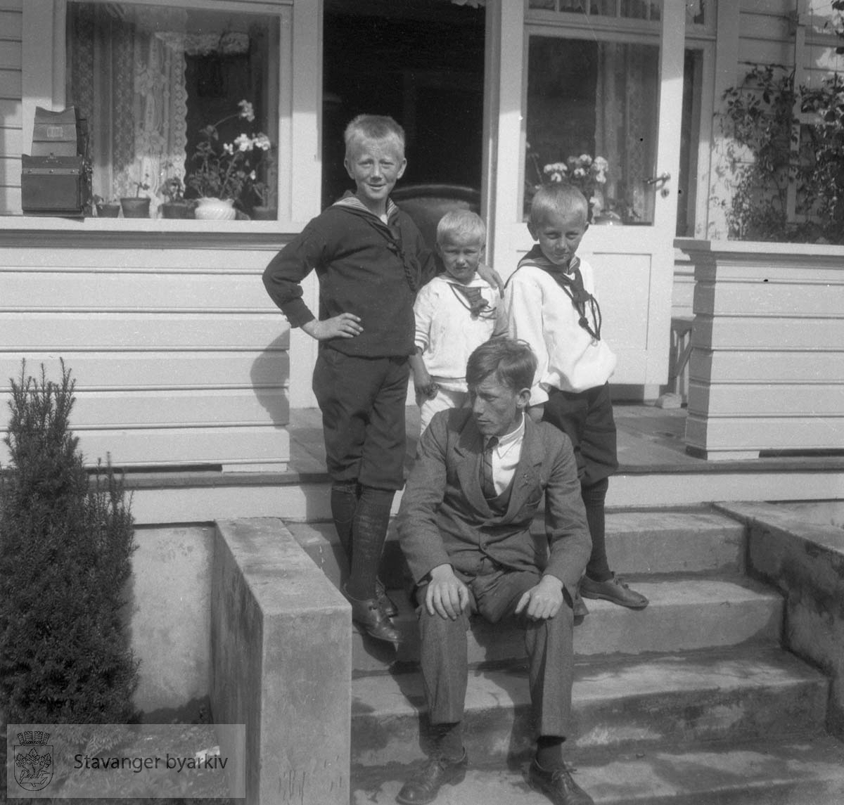 Barn på trapp foran hus