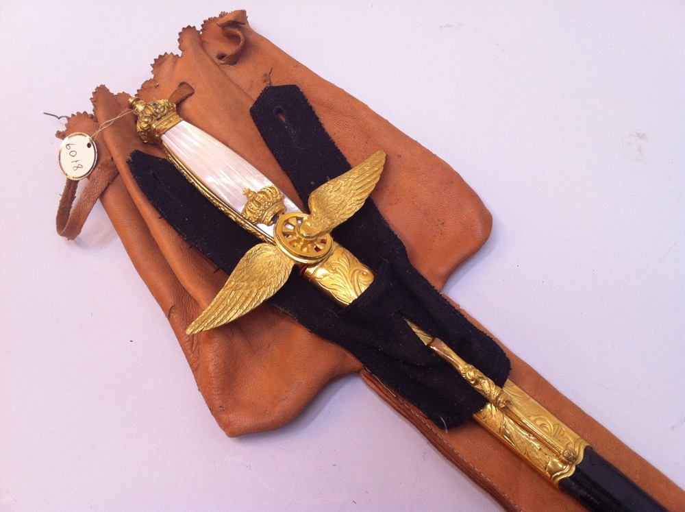 Paradvärja tillverkad av G. E Svalling i Rosenfors utanför Eskilstuna. Värjan hade en enbart ceremoniell funktion, och är inte vässad. Handtaget pryds av pärlemorpaneler, och den vinghjulformade parerstången, svärdsknoppen och andra detaljer är förgyllda. Baljan är av fint läder och är uddklippt i kanten.

Parerstången är märkt C.A, A.D. EK