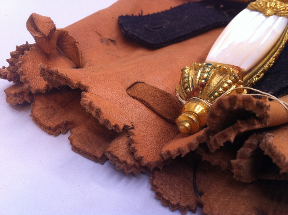 Paradvärja tillverkad av G. E Svalling i Rosenfors utanför Eskilstuna. Värjan hade en enbart ceremoniell funktion, och är inte vässad. Handtaget pryds av pärlemorpaneler, och den vinghjulformade parerstången, svärdsknoppen och andra detaljer är förgyllda. Baljan är av fint läder och är uddklippt i kanten.

Parerstången är märkt C.A, A.D. EK